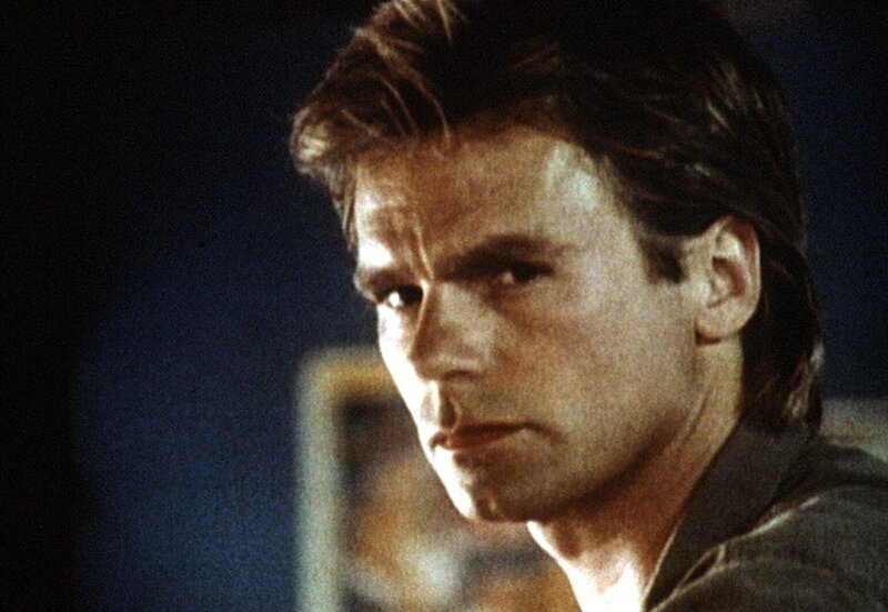 MacGyver (Richard Dean Anderson) besucht seine Freunde Bill und Laura in der Einöde. – Bild: Kabel Eins Classics