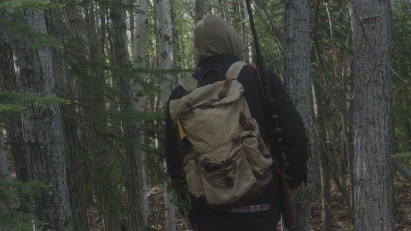 Verdächtiger versteckt sich in den Wäldern Alaskas – Bild: Glass Entertainment Group