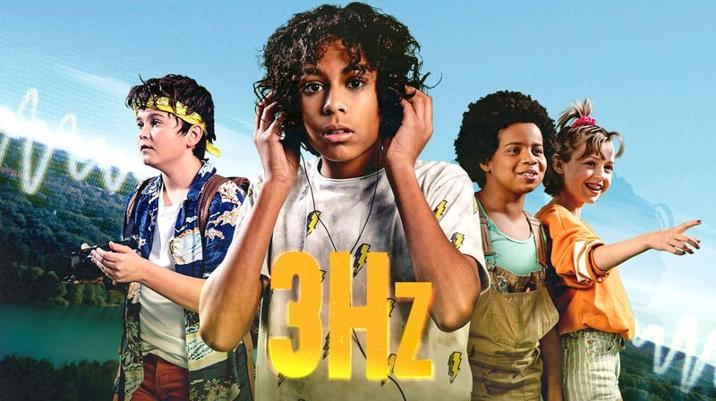 Der 13-jährige Felix verbringt die Sommerferien mit seinen besten Freunden Sammy und Noor an ihrem geheimen Treffpunkt, einem Schwimmteich. Ihre ruhigen Ferien enden, als Felix entdeckt, dass sein Walkman Geräusche aus dem Jahr 1989 empfängt. Die Freunde hören dadurch von einem Mord an einem gewissen Walter und beginnen zu ermitteln. Felix (Junes Callaert) hört Stimmen mit seinem alten Walkman. (Bild für alle Folgen) – Bild: MDR/​KIKA/​VRT/​Nico Surings