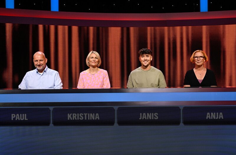 Aufzeichnung zum ARD-Quiz „Gefragt-Gejagt“. Die Kandidaten (v.l.n.r. am Panel): Paul Asbree, Kristina Lingel, Janis Ekonomakos, Anja Taylor. – Bild: ARD/​Uwe Ernst