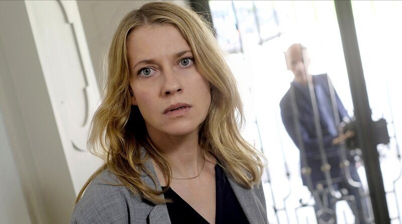 Claire (Caroline Peters) fühlt sich verfolgt. – Bild: PLURIMEDIA (ARD Degeto/​Jacqueline Krause-Burberg)