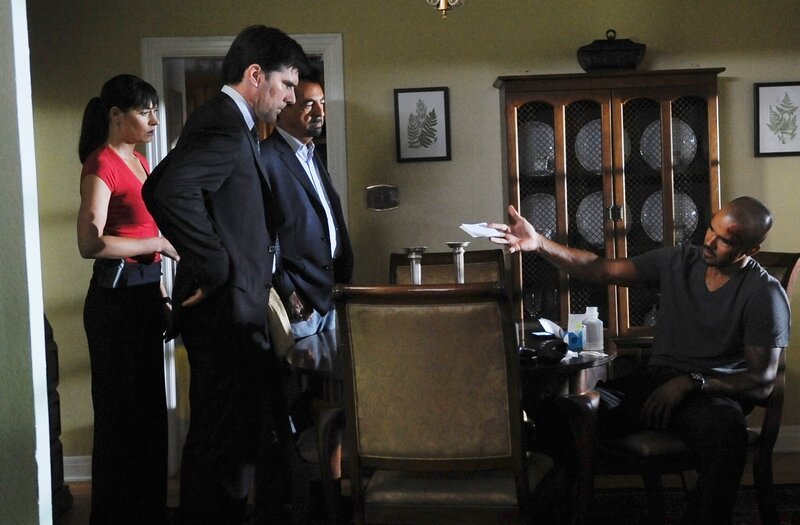 Ein Wettlauf mit der Zeit beginnt: Hotch (Thomas Gibson, 2.v.l.), Prentiss (Paget Brewster, l.), Rossi (Joe Mantegna, 2.v.r.) und Morgan (Shemar Moore, r.) … – Bild: American Broadcasting Companies, Inc.