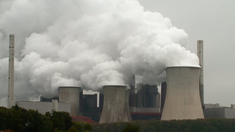 Radioaktiver Müll und fatale Unfallgefahr, aber auch eine CO2-freie Energiegewinnung: Die Atomkraft hat Vor- und Nachteile. – Bild: Broadview TV /​ ZDF