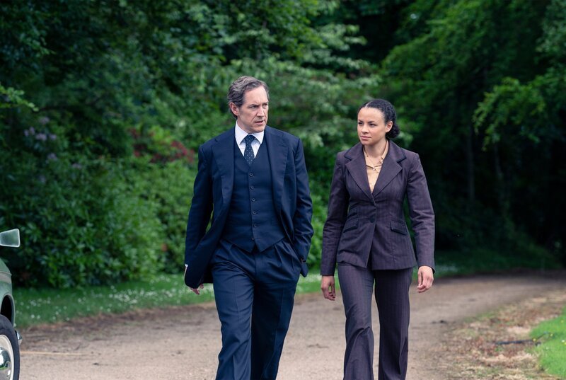 Kate Miskin (Carlyss Peer, re.) und Adam Dalgliesh (Bertie Carvel, li.). – Bild: WDR/​New Pictures & All3Media International/​Steffan Hill