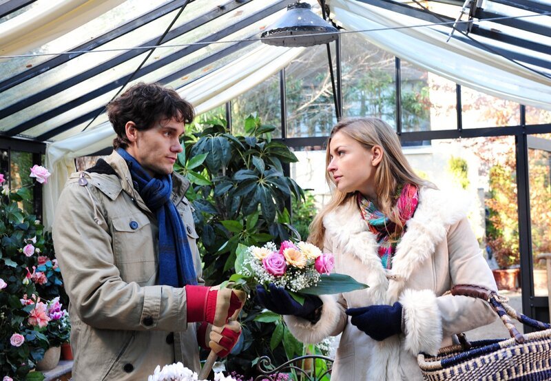 Theresa (Ines Lutz, r.) ahnt nicht, dass Peter (Daniel Fünffrock, l.) inzwischen weiss, dass er Moritz van Norden ist. – Bild: ARD/​Ann Paur