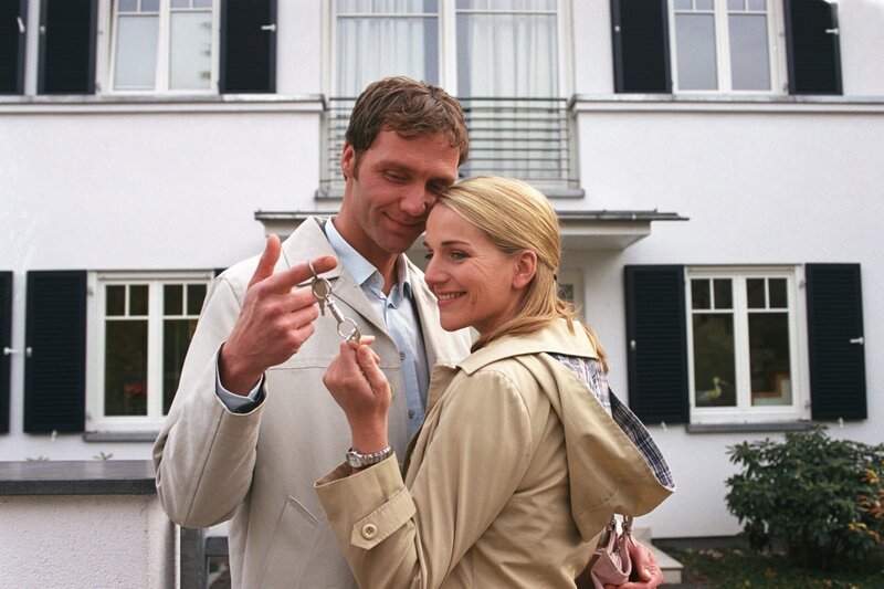 Mit dem Schlüssel zu einem gemeinsamen Versteck wollen Bianca (Tanja Wedhorn) und Oliver (Patrik Fichte) ein letztes Mal das gemeinsame Glück genießen. – Bild: ZDF und Britta Krehl