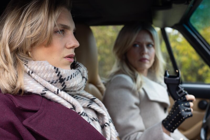 Stella (Bettine Langehein, l.) erkennt alarmiert, dass ihre Mutter Patrizia (Miriam Lahnstein) zu drastischen Maßnahmen bereit ist. – Bild: RTL /​ Dennis-Alexander Hundt