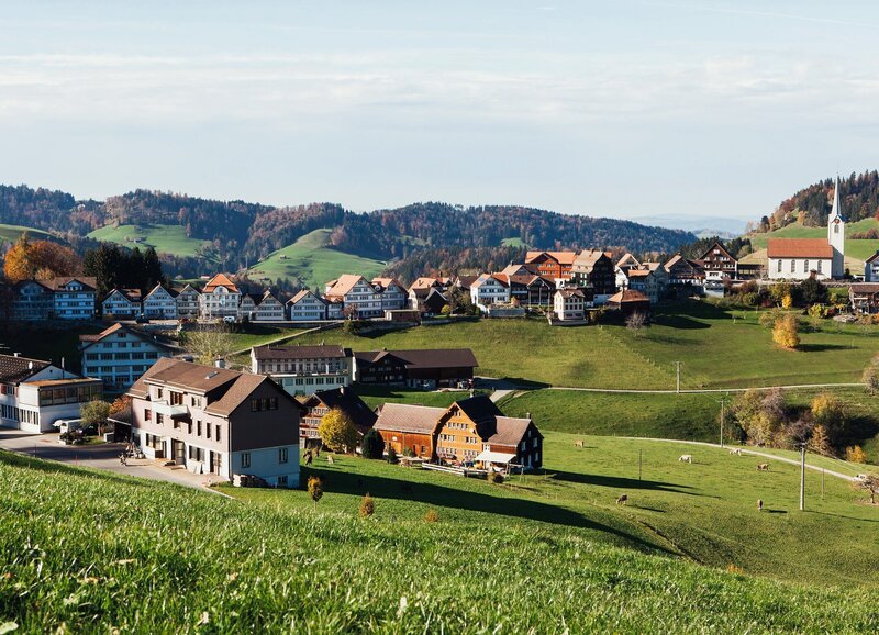 SRF bi de Lüt Unser Dorf Folge 1 Dorfansicht Schwellbrunn AR – Bild: SRF/​Merly Knörle