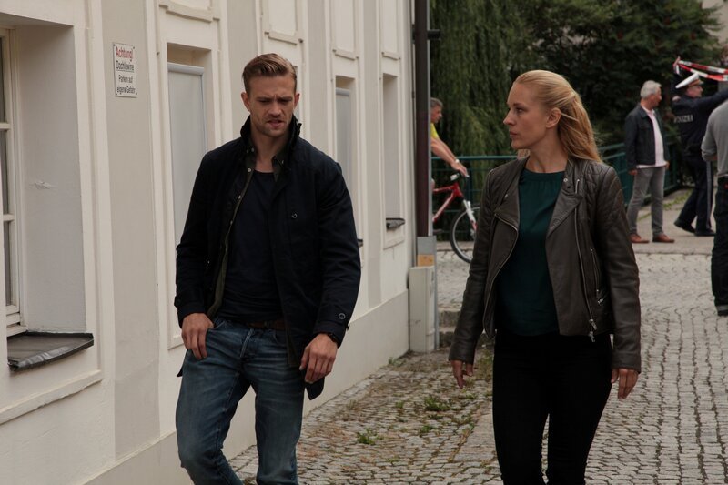 Bezirksinspektor Simon Steininger (Michael Steinocher, l.) und Gruppeninspektorin Penny Lanz (Lilian Klebow) sind auf dem Weg zur Wohnung von Jasmin Angermann um diese zu befragen. – Bild: Bavaria Media GmbH /​ ZDF /​ Stefan Haring