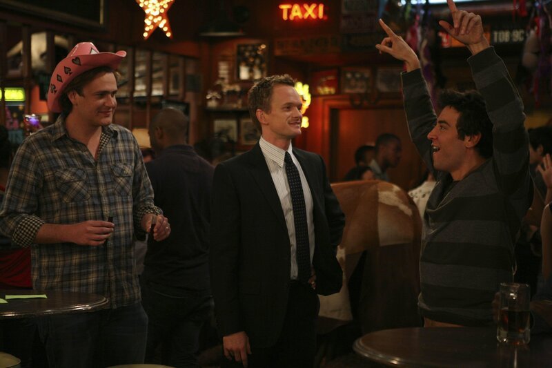 Marshall (Jason Segel, l.) freut sich mit Ted (Josh Radnor, r.), da Barney (Neil Patrick Harris, M.) ihm einen Job vermittelt hat, jedoch ahnen sie noch nicht, dass Barney ihn kurz darauf wieder zurück zieht, da er einen besseren Kandidaten gefunden hat … – Bild: © 20th Century Fox International Television