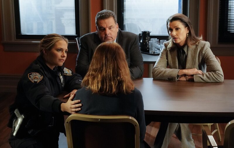 (v.l.n.r.) Officer Eddie Janko (Vanessa Ray); Anthony Abetamarco (Steven Schirripa); Erin Reagan (Bridget Moynahan) – Bild: CBS Broadcasting Inc. /​ John Paul Filo