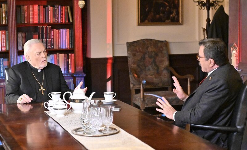 Erzbischof Kevin Kearns; Frank Reagan – Bild: CBS Broadcasting Inc.