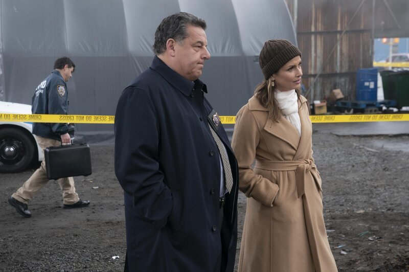 Anthony Abetamarco (Steven Schirripa, l.); Erin Reagan (Bridget Moynahan, r.) – Bild: CBS Broadcasting Inc. /​ John Paul Filo