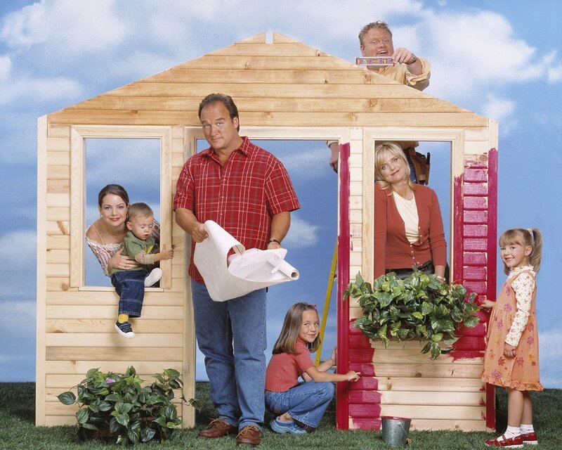 Eine Bilderbuch-Familie (v.l.): Dana (Kimberly Williams-Paisley), Kyle (Conner Rayburn), Jim (James Belushi), Ruby (Taylor Atelian), Andy (Larry Joe Campbell), Cheryl (Courtney Thorne-Smith) und Gracie (Billi Bruno). – Bild: MG RTL D /​ ABC /​ Touchston