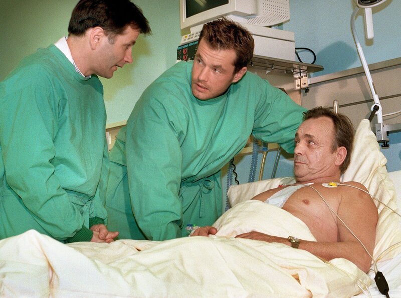 MDR Fernsehen IN ALLER FREUNDSCHAFT FOLGE 32, „In letzter Minute“, am Freitag (24.02.12) um 12:30 Uhr. Dr. Roland Heilmann (Thomas Rühmann, li.) und Dr. Achim Kreutzer (Joachim Kretzer, Mitte) untersuchen Prof. Simoni (Dieter Bellmann) nach seiner Bypassoperation. Alle drei sind zufrieden. Simoni dankt seinem Ärzteteam für die sehr gute Leistung. – Bild: MDR/​Laue