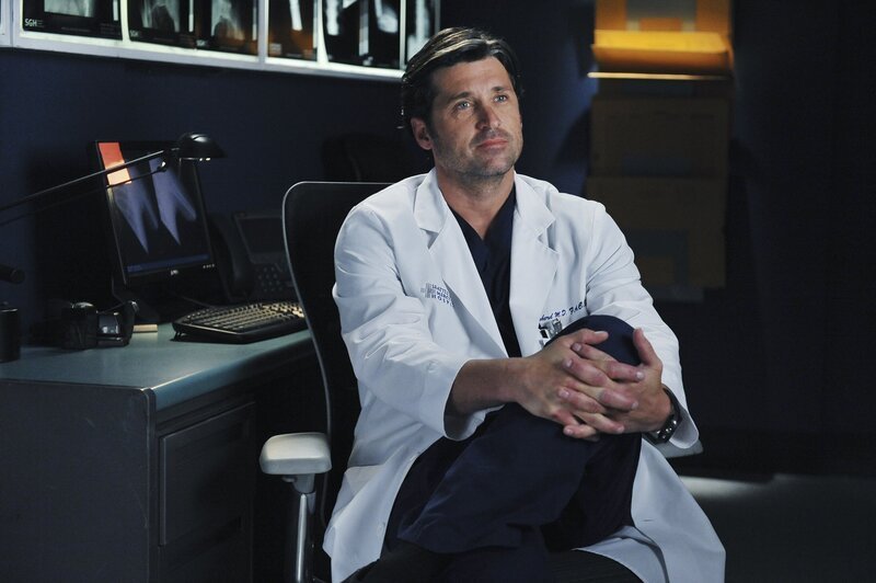 Meredith hilft Cristina, während Derek, Owen und Mark zeigen, wie toll sie sind – Bild: 2010 American Broadcasting Companies, Inc. All rights reserved. /​ Eric McCandless