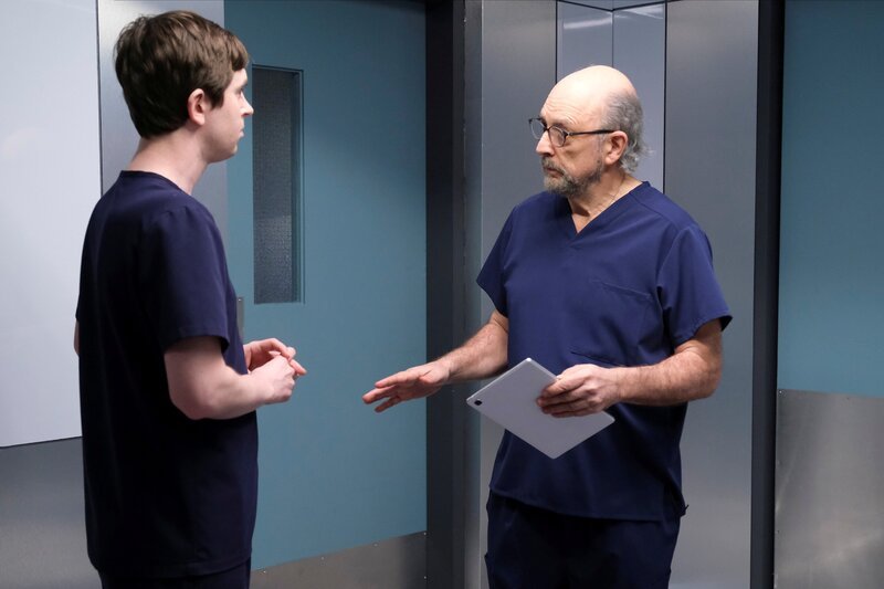 l-r: Dr. Shaun Murphy (Freddie Highmore), Dr. Aaron Glassman (Richard Schiff) – Bild: American Broadcasting Companies, Inc.