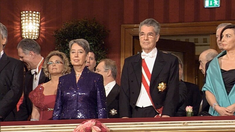 Mitte, v.li.: Margit und Heinz Fischer am Opernball. – Bild: ORF/​Pammer Film
