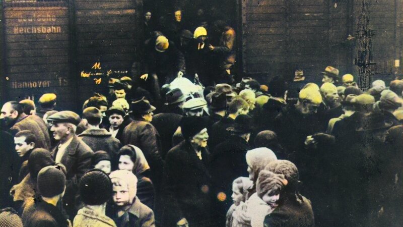 Systematische Deportation von Juden – Bild: RTL /​ Dunkle Verbrechen