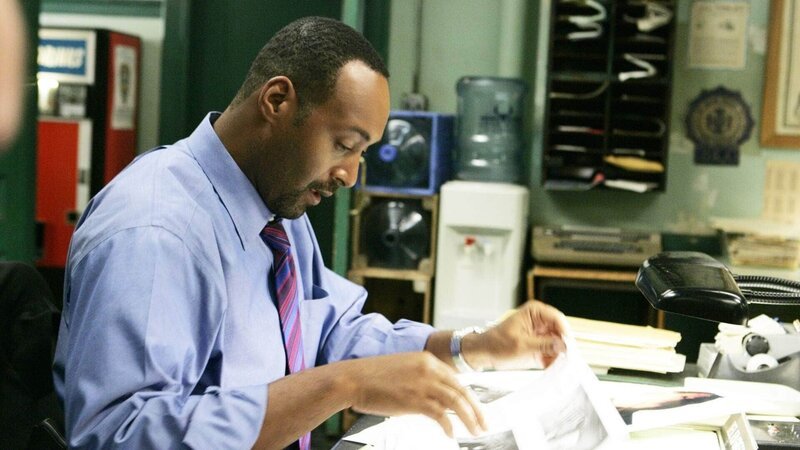 Detective Green (Jesse L. Martin) und seine Kollegin forschen nach einem Mörder, der auf einer populären Internetseite ein Foto einer Frauenleiche veröffentlicht hat … – Bild: RTL