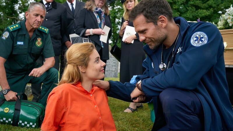 Nach ihrem Sturz auf dem Friedhof war Gwen kurzzeitig bewusstlos. Als sie die Augen wieder öffnet, beugt sich der attraktive Notarzt Lennard Boyle über sie. Zwischen beiden knistert es sofort. – Bild: SRF/​ZDF/​Jon Ailes