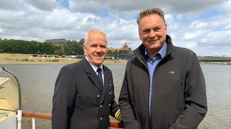 Axel Bulthaupt und Kapitän Andreas Weber auf der Elbe. – Bild: MDR