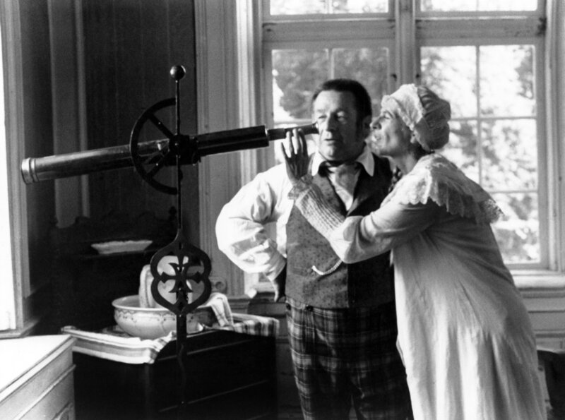 Mit dem Fernrohr wollen Pomuchelskopp (Joachim Wolff) und seine Frau (Helga Feddersen) Kartoffeldieben auf die Spur kommen. – Bild: NDR