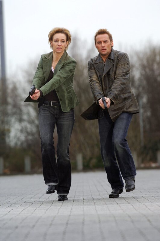 Kommissar Bernd Kuhnt (r.) und seine Kollegin Conny Niedrig (l.) – Bild: SAT.1 /​ Stefan Menne