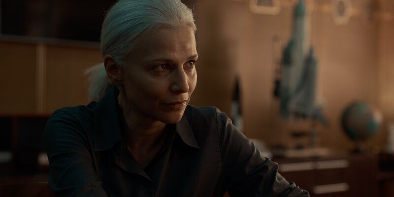 Während um sie herum alles in Chaos versinkt, sucht die Direktorin des Kosmodroms Lydia Joukovskaïa (Karina Arutyunyan) nach Antworten. Dabei wird ihr eines klar: Sie wurde verraten. – Bild: ZDF und Viktoria Abramova