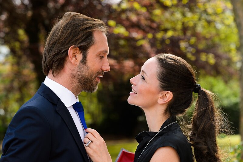 Jenny (Kaja Schmidt-Tychsen) fühlt sich nicht wohl mit dem Gedanken, Erik (Alexander Wüst), den Mann den sie liebt, etwas vormachen zu müssen. – Bild: RTL