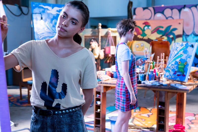 Tayla (Miah Madden, l.) zeigt Imogen (Elizabeth Cullen, r.) ihr Atelier. Imogen hatte Tayla schon länger im Verdacht, die Künstlerin zu sein, deren magische Graffitis die Wände der Stadt schmücken. – Bild: Jonathan M. Shiff Productions /​ ZDF /​ Mark Taylor