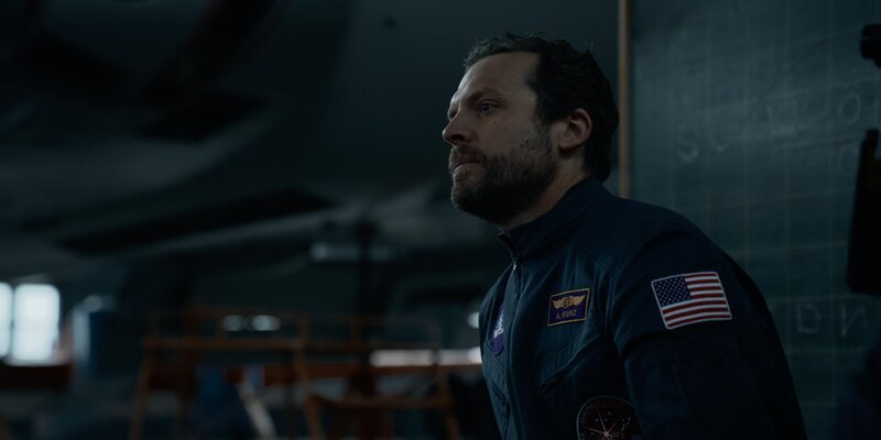 Der NASA-Astronaut Anthony Kurz (Lex Shrapnel) wurde für eine der wichtigsten Missionen der Raumfahrtgeschichte auserwählt. Die Mission „Infiniti“ hat das Ziel, die Labore der internationalen Raumstation „ISS“ abzubauen. Doch die Mission steht unter keinem guten Stern. – Bild: Denys Lisovets /​ ZDF