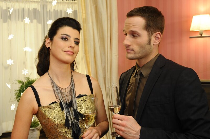 Mit ihnen ist nicht zu spaßen: Carla Rhonstedt (Sarah Mühlhause, l.) und David (Lee Rychter, r.) … – Bild: SAT.1 /​ Oliver Ziebe