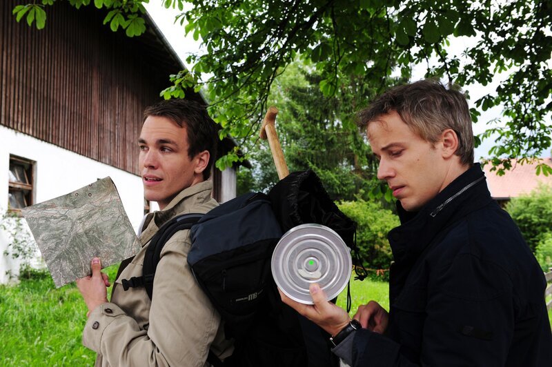 Xaver (Jan van Weyde, l.); Martin (David Paryla, r.) – Bild: Ann Paur