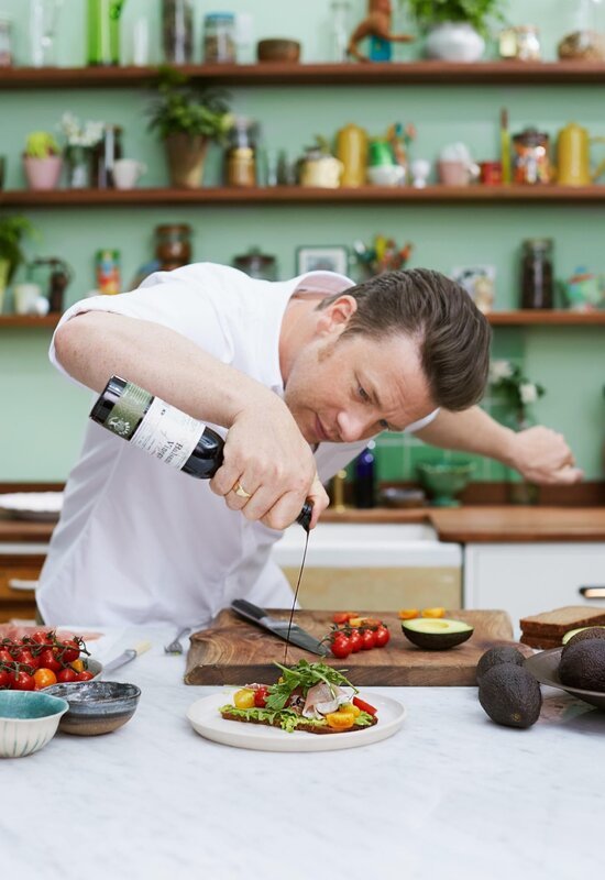 Der britische Starkoch Jamie Oliver präsentiert vielseitige und leckere Gerichte für jeden Anlass. Jamies frische Ideen und Zutaten sorgen für ausgewogene und genussvolle Speisen. – Bild: RTL /​ FremantleMedia