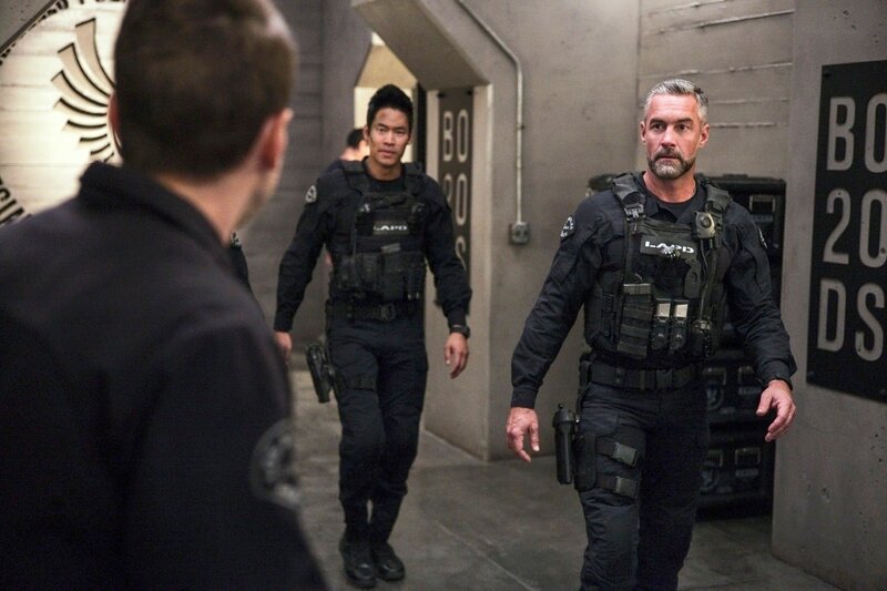 Victor Tan (David Lim l.) und David ‚Deacon‘ Kay (Jay Harrington) – Bild: RTL /​ Sony Pictures Television Inc. and CBS Studios Inc.