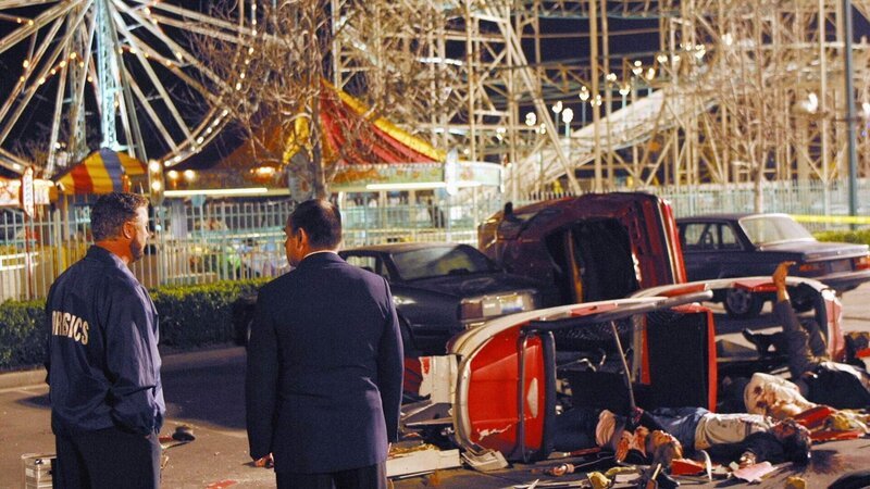 Gil Grissom (William Petersen, l.) und Capt. Jim Brass (Paul Guilfoyle) erwartet ein grauenvoller Anblick – bei einem Achterbahnunglück sind sechs Menschen ums Leben gekommen. Handelt es sich dabei um Sabotage? – Bild: TVNOW /​ CBS