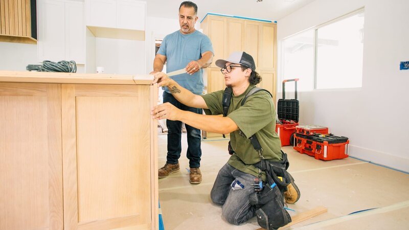 Izzy Battress und Joe arbeiten an Küchenschränken im Haus von Laura und Jeff Habermann. – Bild: Warner Bros. Discovery, Inc. or its subsidiaries and affiliates /​ Rob Pryce
