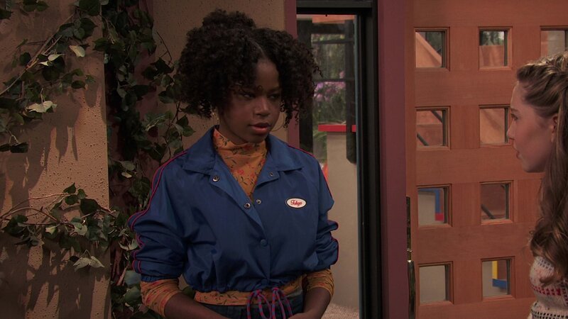 L-R: Charlotte Page (Riele Downs), Piper Hart (Ella Anderson) – Bild: ViacomCBS