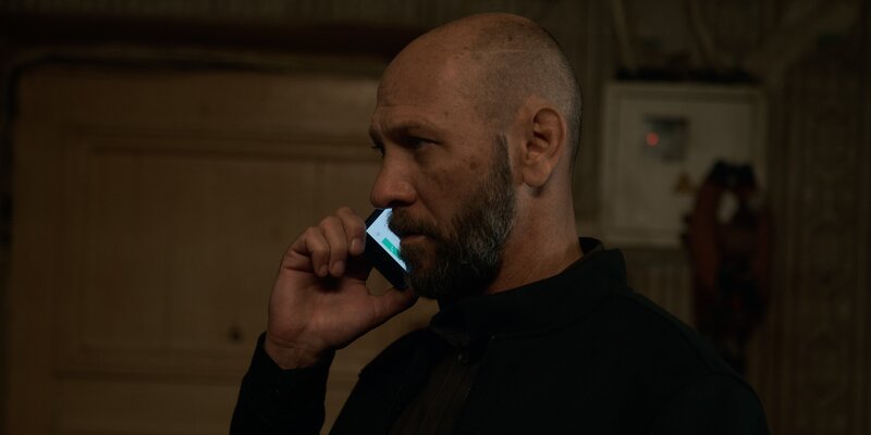 Der Kosmodrom-Sicherheitsdienst wurde unterwandert. Nun erwartet Sicherheitschef Belinski (Oleg Levin) neue Befehle. – Bild: ZDF und Viktoria Abramova