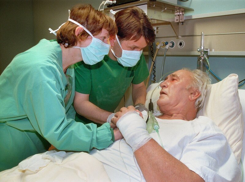 MDR Fernsehen IN ALLER FREUNDSCHAFT FOLGE 31, „Ein Herz und eine Seele“, am Donnerstag (23.02.12) um 12:30 Uhr. Otto Heilmann (Günter Naumann, re.) ahnt, dass er sterben wird. Er ringt nach Luft und flüstert seiner Tochter Klara (Renate Krössner) zu, sie möge sich mit ihrem Bruder Roland (Thomas Rühmann) wieder vertragen. – Bild: MDR/​Laue