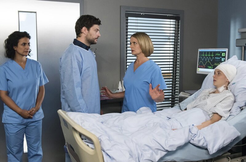 (v.l.n.r.) Dr. Leyla Sherbaz (Sanam Afrashteh); Vater (Mike Olsowski); Dr. Franziska Ruhland (Gunda Ebert,); Svenja (Sofie Junker) – Bild: Jens-Ulrich Koch