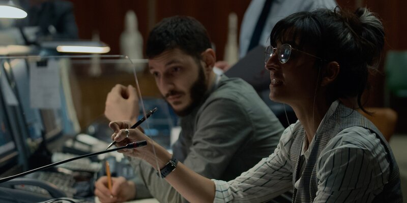 Nach dem fatalen Aufprall haben die meisten Kollegen im Kosmodrom die Astronauten auf der ISS abgeschrieben. Doch dann machen die Ingenieure Reva (Ellora Torchia) und Serguei (Irakli Marushvili) eine Entdeckung, die alles verändert. – Bild: Denys Lisovets /​ ZDF