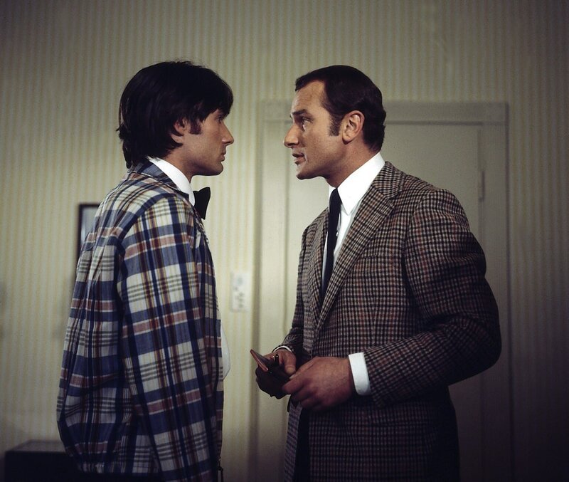 Der Kellner Mario (Peter Chatel, l.) ist bis auf weiteres vom Dienst freigestellt. Heines (Reinhard Glemnitz, r.) schärft ihm Verhaltensmassregeln ein. Honorarfrei – nur für diese Sendung bei Nennung ZDF und Neue Münchner Fernsehproduktion – Bild: ZDF und Neue Münchner Fernsehproduktion /​ Neue M¸nchner Fernsehproduktion