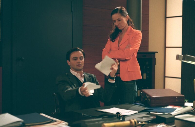 Katy (Nicola Ransom) und Pascal (Michael Rotschopf) wissen, was sie von einander zu halten haben und so ist ein rücksichtsloser Kampf um den Einfluss bei der Bank zwischen ihnen entbrannt. – Bild: ZDF und Britta Krehl