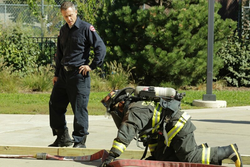 CHICAGO FIRE -- „Madmen and Fools“ Episode 306 -- Pictured: (l-r) David Eigenberg as Christopher Herrmann, Monica Raymund as Gabriela Dawson. – Bild: NBCUniversal Media, LLC