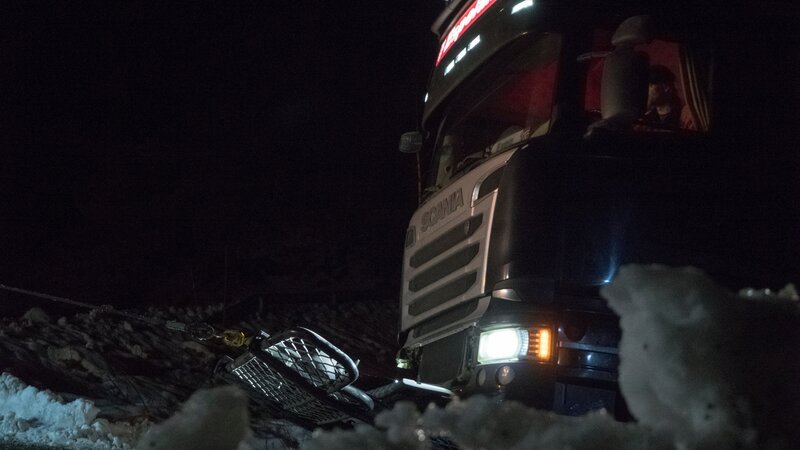 Odda, Norway – The truck that needs help is attached to a wire to get help on the slippery road.   (photo credit: National Geographic) – Bild: National Geographic