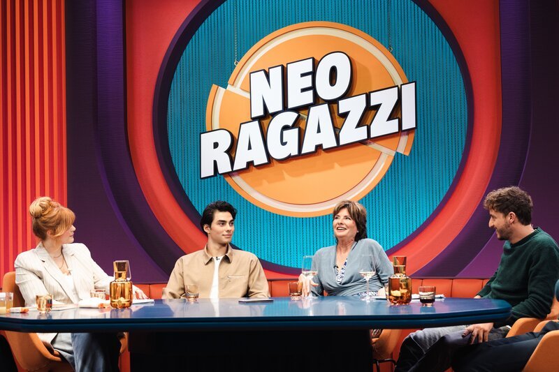 Sophie Passmann (l.) und Tommi Schmitt (r.) im Gespräch mit Eva Ries (2.v.r.) und Jacob Rott (2.v.l.) – Bild: ZDF/​ben knabe