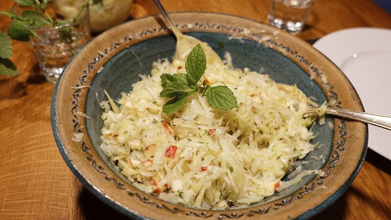 Zu Tisch Mittelfranken – Deutschland Sauerkrautsalat – Bild: SRF/​Gerd Müller