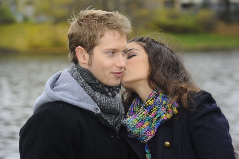 Jojo (Bernhard Bozian, l.) empfindet mehr für Jasmin (Lilli Hollunder, r.) als er sich eingestehen will. – Bild: SAT.1 /​ Oliver Ziebe